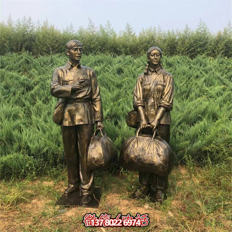 手工雕刻民俗小品，玻璃鋼仿銅人物拿行李的車站裝飾品