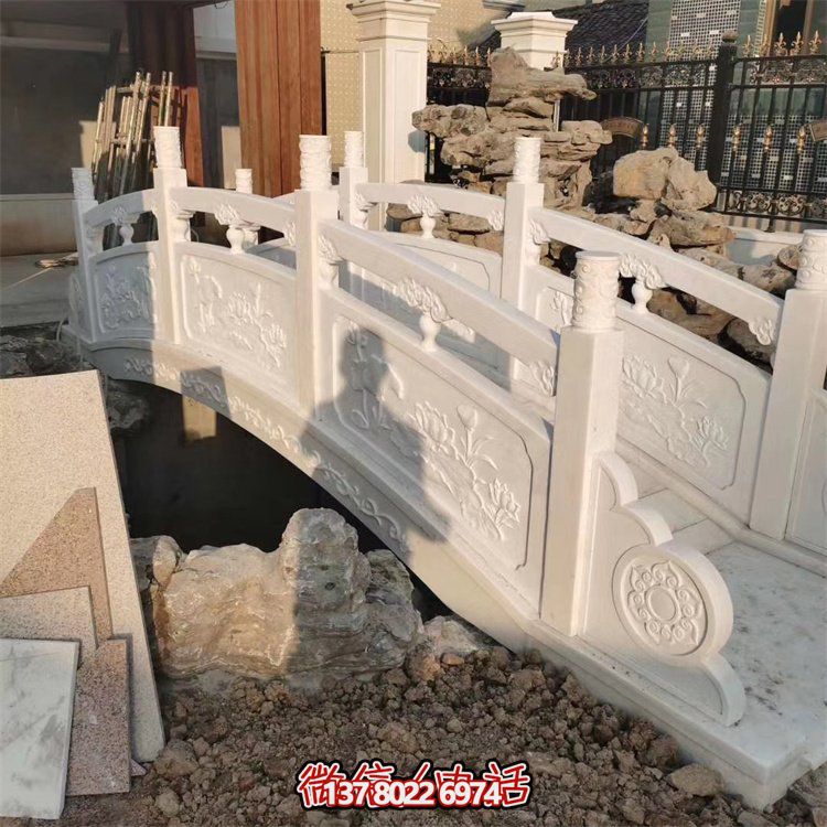 精美大理石雕刻欄桿，為景區(qū)公園拱橋添加裝飾美感和防護(hù)功能