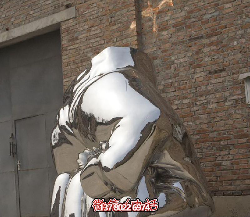 不銹鋼拳頭雕塑,為城市廣場(chǎng)增添力量與鏡面光彩 不銹鋼拳頭雕塑,為城市廣場(chǎng)增添力量與鏡面光彩
