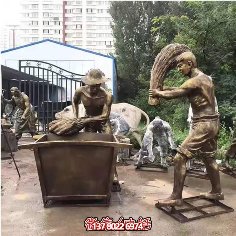 玻璃鋼仿銅農耕人物雕塑，美化戶外景區