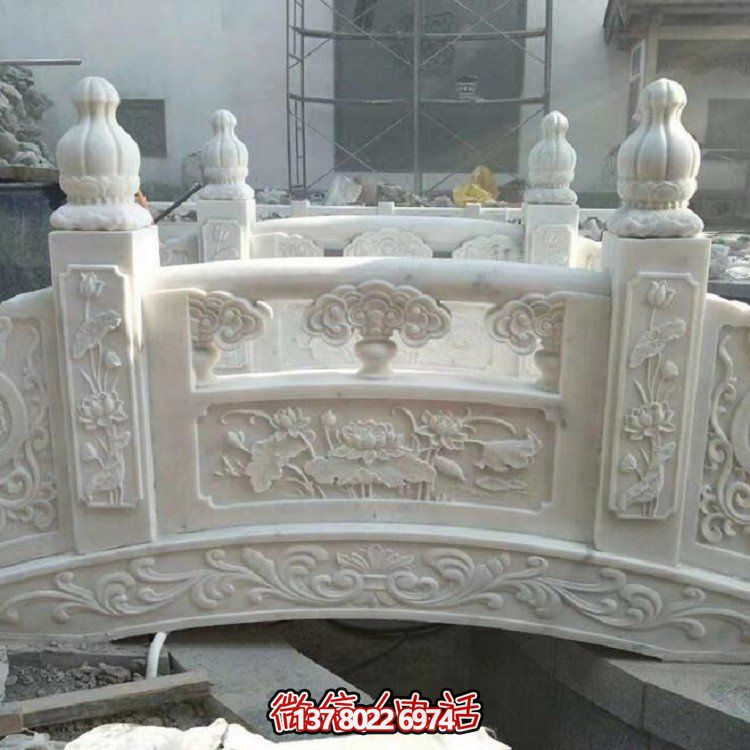 欣賞大理石雕塑的美景，玩轉庭院石拱橋