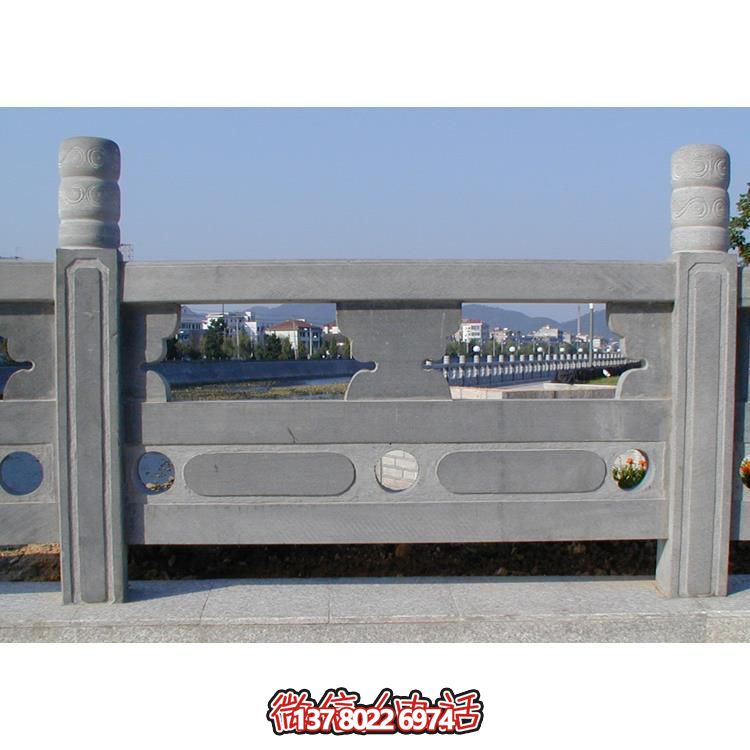 青石雕刻欄桿欄板，點綴美麗河道