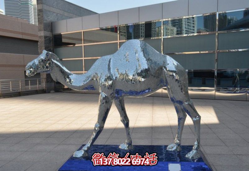 不銹鋼駱駝雕塑，為廣場添彩