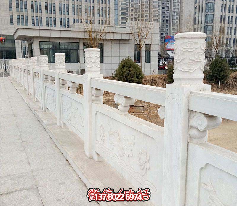 漢白玉鑲嵌欄桿扶手，點綴走廊裝飾，為城市花園添彩