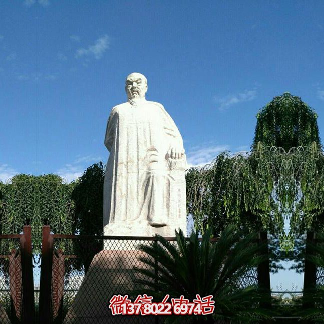 林則徐石雕塑，點綴校園廣場