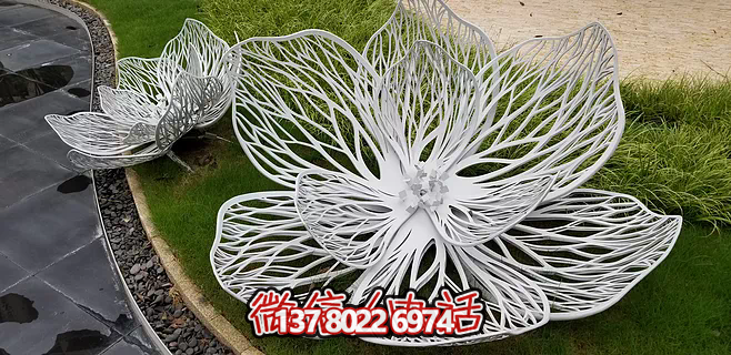 不銹鋼蓮花雕塑，鐵藝裝點戶外廣場