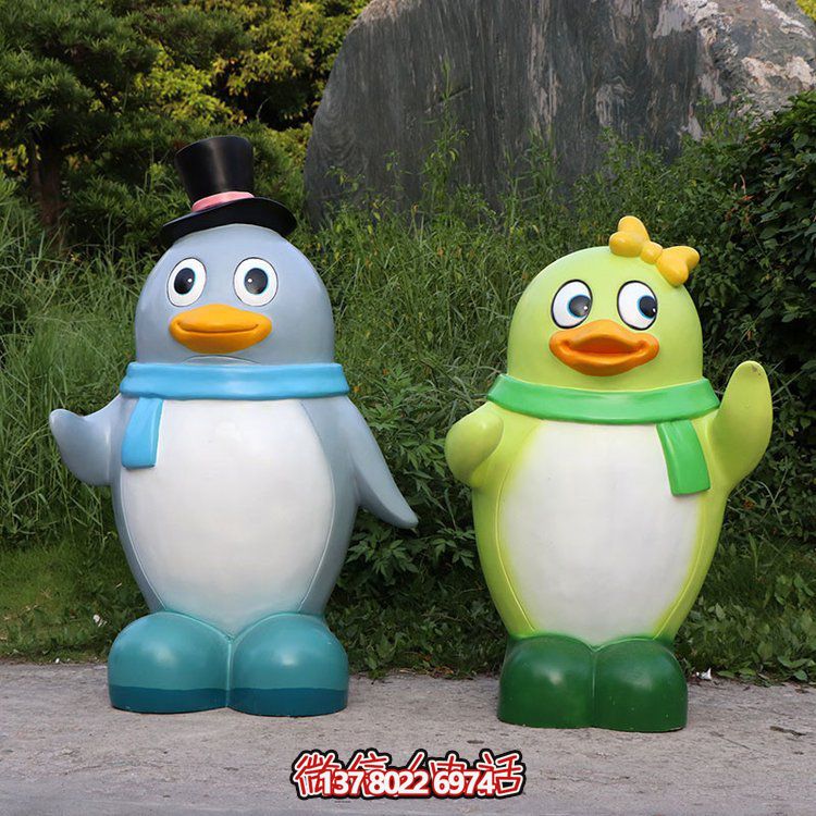玻璃鋼彩繪企鵝景觀公仔，為幼兒園戶外擺件