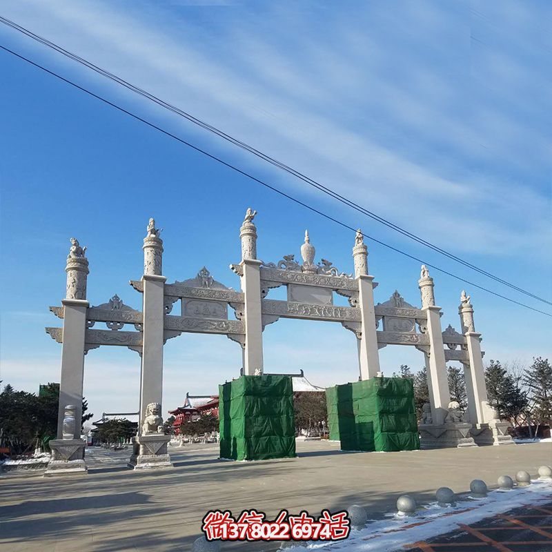 新款漢白玉牌坊，美觀而古樸的石六柱，為寺院和景區增添靈氣