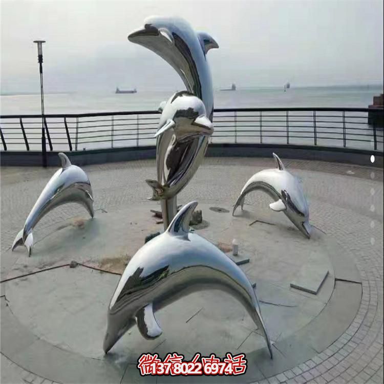 不銹鋼海豚雕塑，讓海邊的廣場更加美觀