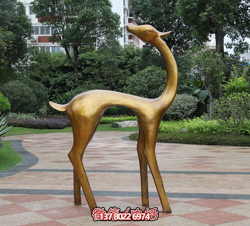 “不銹鋼梅花鹿雕塑，為公園增添藝術氣息”