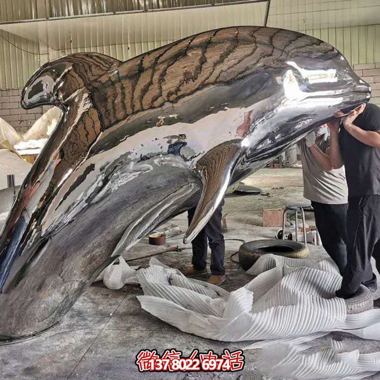大型抽象鏡面不銹鋼鯨魚，展現室外精彩生活