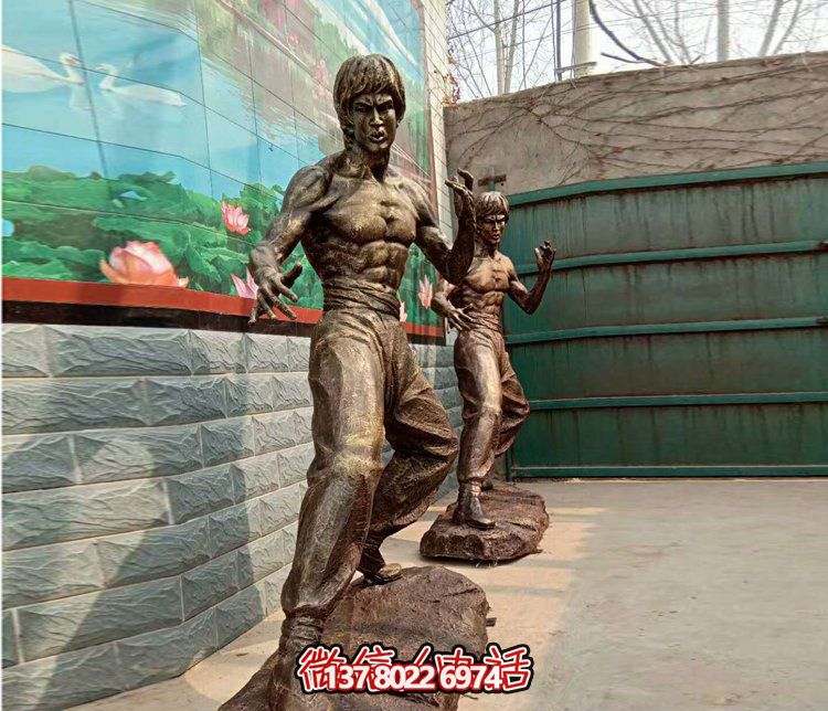“李小龍雕塑從電影院到廣場，功夫明星永存”