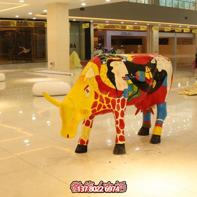 商場室內(nèi)擺放玻璃鋼彩繪牛動物雕塑