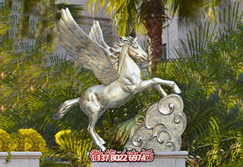 公園里擺放的腳踩云朵的玻璃鋼創意飛馬雕塑 公園里擺放的腳踩云朵的玻璃鋼創意飛馬雕塑