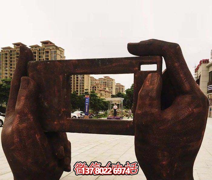 廣場學院手拿相機創意紅銅手型雕塑 廣場學院手拿相機創意紅銅手型雕塑