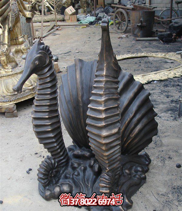 公園里擺放的一對銅色的玻璃鋼創(chuàng)意海馬雕塑 公園里擺放的一對銅色的玻璃鋼創(chuàng)意海馬雕塑