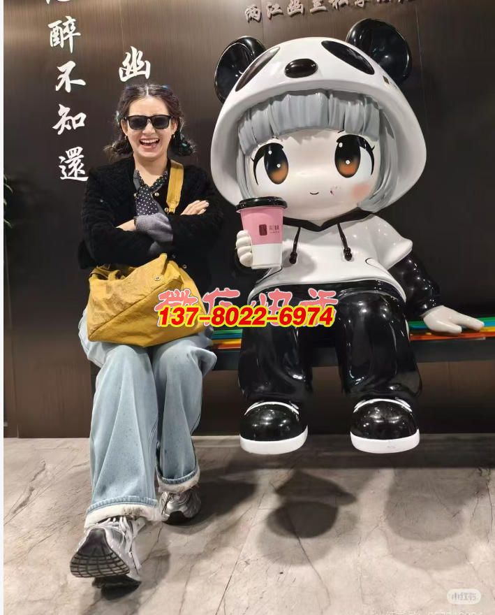 熊貓帽潮酷少女:不銹鋼卡通景觀里的活力符號 熊貓帽潮酷少女:不銹鋼卡通景觀里的活力符號