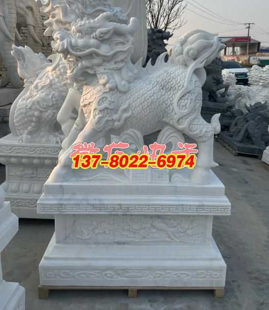 漢白玉麒麟景觀雕塑:祥瑞之姿,石雕藝術的璀璨綻放 漢白玉麒麟景觀雕塑:祥瑞之姿,石雕藝術的璀璨綻放